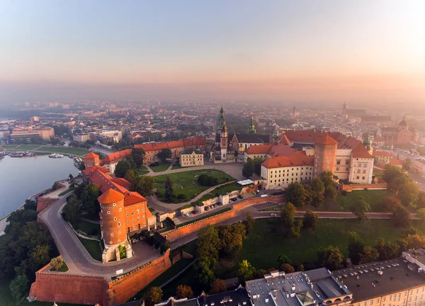 鸟瞰皇家瓦维尔城堡和哥特式大教堂在克拉科夫, 波兰与新生西吉斯蒙德教堂与金黄圆顶, 设防的墙壁、围场、公园和游人. 免版税图库图片