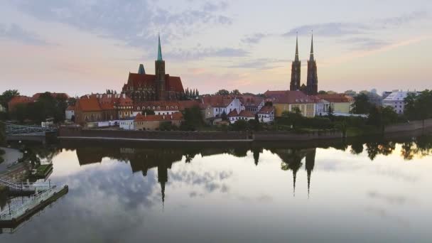 航空: 波兰弗罗茨瓦夫的大教堂岛 — 图库视频影像