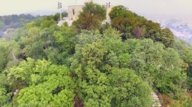 Budapeşte manzarası, arka plan ile Özgürlük Anıtı çevresinde uçan.