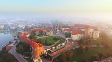 Krakow, Polonya. Wawel royal Castle ve Katedrali, Vistula Nehri. Hava