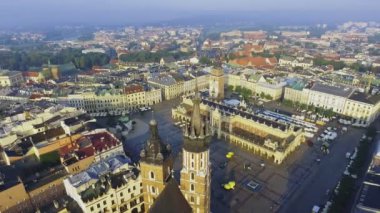 Krakow, Polonya'nın tarihi merkezi ana meydanında kiliseyle Marys
