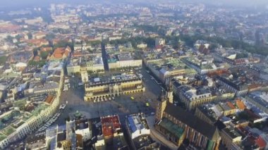 Krakow, Polonya'nın tarihi merkezindeki ana meydanında Marys Kilisesi'nin havadan görünümü.