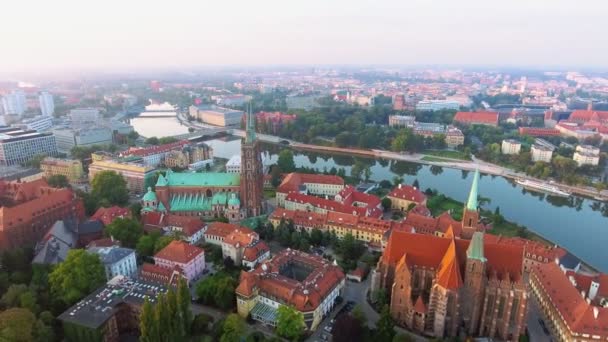 Antenn: Katedralen ö i Wroclaw, Polen — Stockvideo