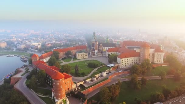 Cracóvia, Polónia. Castelo e Catedral Real Wawel, Rio Vístula. Aviação — Vídeo de Stock