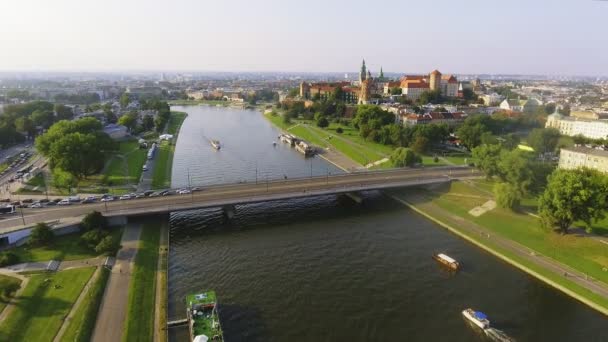 Krakow, Lengyelország. A Wawel királyi kastély és katedrális, a Visztula-folyótól. Légi — Stock videók