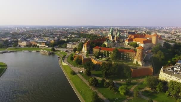 Krakau, Polen. Wawel königliche Burg und Kathedrale, Weichsel Fluss. Antenne — Stockvideo