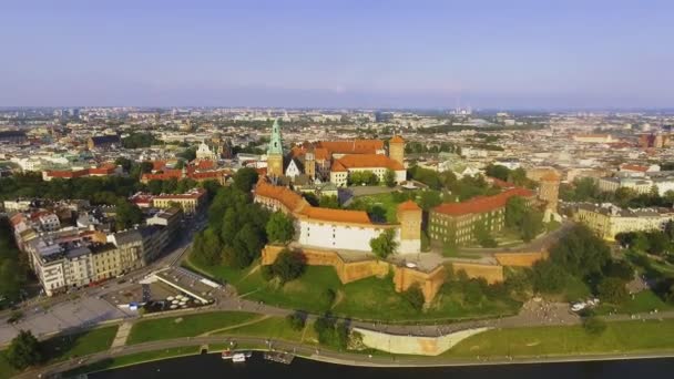 克拉科夫, 波兰。瓦维尔皇家城堡和大教堂, 维斯瓦河河。空中 — 图库视频影像