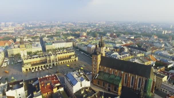 Iglesia Marys en la plaza principal en el centro histórico de Cracovia, Polonia — Vídeo de stock