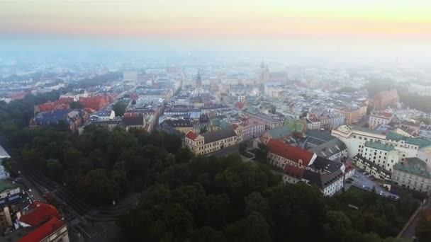 Iglesia Marys en la plaza principal en el centro histórico de Cracovia, Polonia — Vídeo de stock