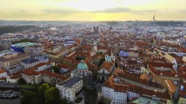 Prag, şehrin en iyi görünümü üzerinde uçuş cityscape yukarıdan görüntüleyin