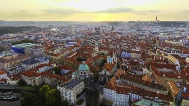 Δες από πάνω στο αστικό τοπίο της Πράγας, πτήση πάνω από την πόλη, το top view — Αρχείο Βίντεο