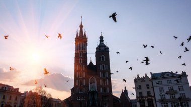 Bezler Hall ve Saint Marys kilisede Pazar Meydanı, Krakow, Polonya Avrupa'nın