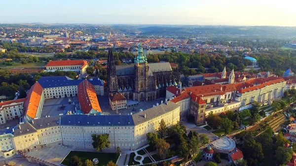 Château de Prague, résidence du Président, vue sur la ville d'en haut — Photo