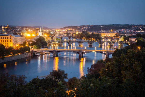 Charles Bridge over de River Vitava, Tsjechië — Stockfoto