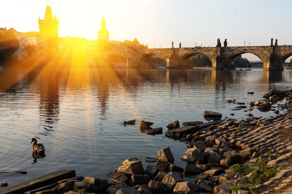 Pont Charles sur la rivière Vitava, République tchèque — Photo