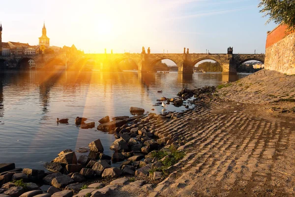 Charles Bridge over de River Vitava, Tsjechië — Stockfoto