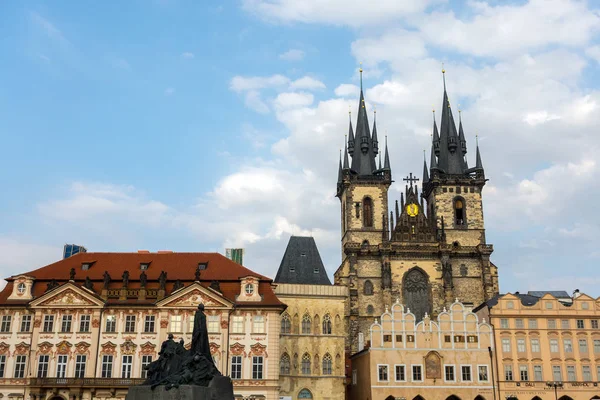 Iglesia gótica de la Madre de Dios frente a Tyn en la Plaza de la Ciudad Vieja de Praga — Foto de Stock