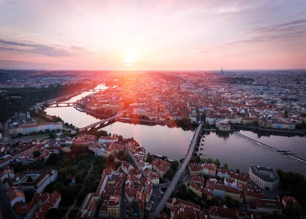 Puentes de Praga incluyendo el famoso Puente de Carlos, República Checa, Europa — Foto de Stock