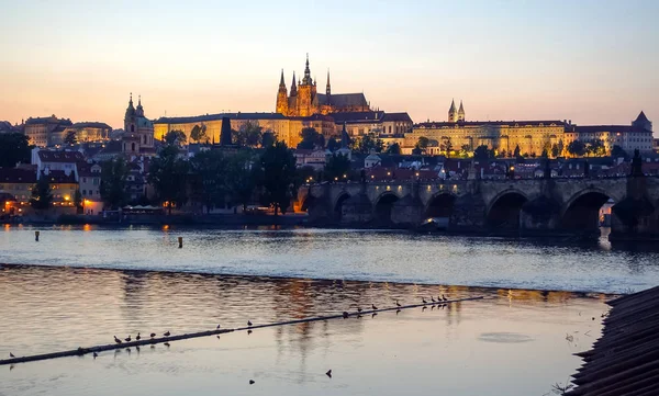 V Praze včetně slavného Karlova mostu, Česká republika, Evropa — Stock fotografie