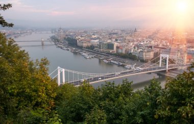 Yolcu gemilerine ve Tuna Nehri Budapeşte, Macaristan, akşam feribot.