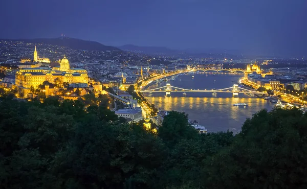 Kreuzfahrtschiffe Und Fähren Abend Auf Der Donau Budapest Ungarn — Stockfoto