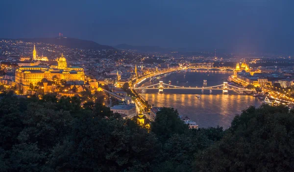 's avonds op de Donau in Boedapest, Hongarije. — Stockfoto
