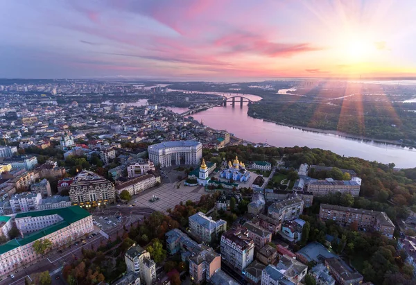 Gröna och vackra centrum av Kiev, Ukraina — Stockfoto