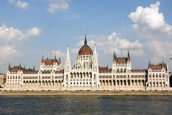 Országház este Budapesten, a Duna folyó — Stock Fotó