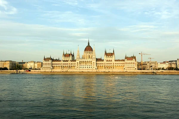 Ungarisches Parlamentsgebäude am Abend an der Donau in Budapest, Ungarn — Stockfoto