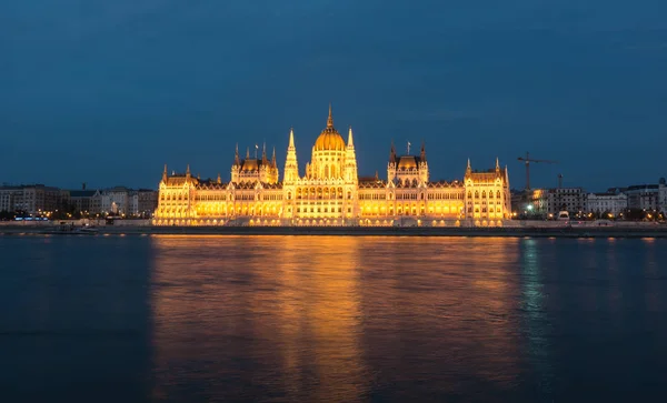 Здание парламента Венгрии вечером на реке Дунай в Будапеште, Венгрия — стоковое фото