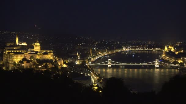 Noche en el río Danubio en Budapest, Hungría . — Vídeo de stock