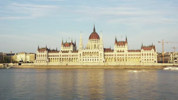 Parlamentsbyggnaden på kvällen vid floden Donau i Budapest, Ungern — Stockvideo