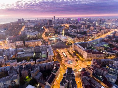 Bağımsızlık Meydanı. Ukrayna. Bağımsızlık Anıtı hava görünümünü. Devrim gurur. Turuncu Devrim. Şehir Merkezi. Kiev.