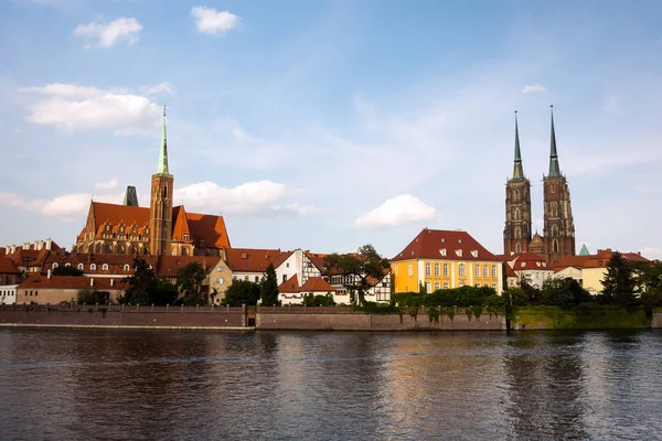 Wroclaw manzaraya Tumski Adası ve Katedrali St John the Baptist. Polonya.