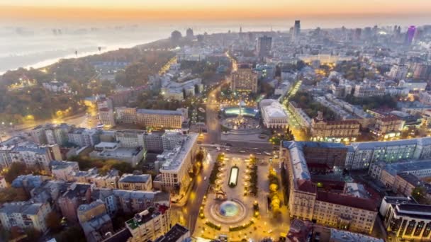 Luchtfoto van Maydan Nezalezhnosti, het centrale plein van Kiev, Kiev, Oekraïne. — Stockvideo