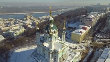 St Andrews Kilisesi. Yukarıdan görüntüleyin. Hava video görüntüleri. Yağan kar
