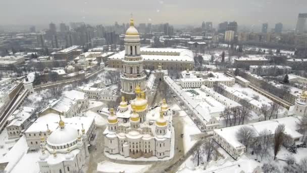 Kiev-Pechersk Lavra. Nieve cayendo en un invierno. Kiev, Ucrania — Vídeo de stock