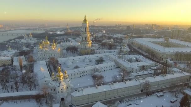 Kiev-Pechersk Lavra. Fallande snö i en vinter. Kiev, Ukraina — Stockvideo