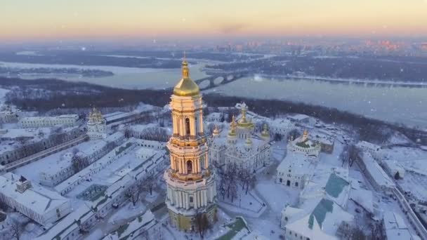 キエフ ・ ペチェールシク大修道院。冬に雪が降る。キエフ、ウクライナ — ストック動画