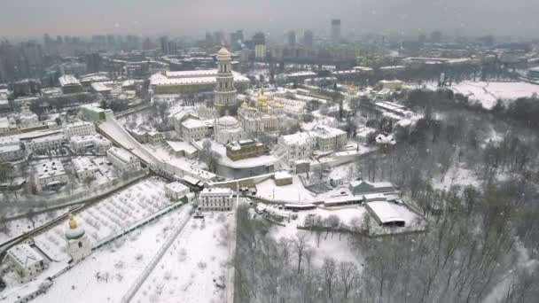 キエフ ・ ペチェールシク大修道院。冬に雪が降る。キエフ、ウクライナ — ストック動画