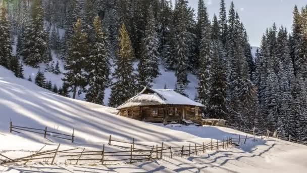 Karla kaplı küçük kırsal ev — Stok video