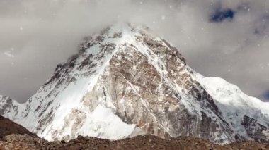 Nepal karlı rock dağlarının görünümü