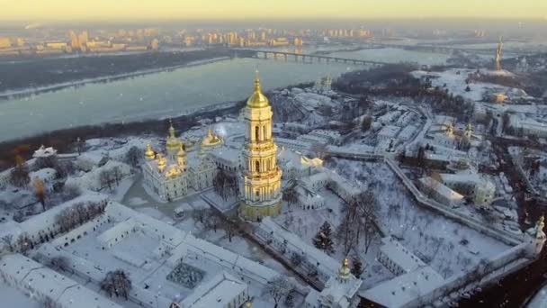 Києво Печерська Лавра. Падіння снігу в зимовий. Київ, Україна — стокове відео