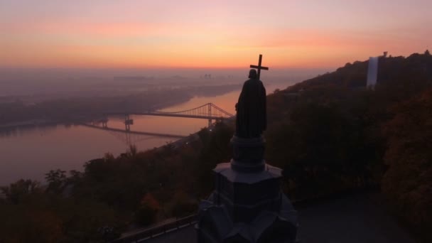 Flygfoto till staty av St. Volodymyr i stadsparken. Kiev. Ukraina — Stockvideo