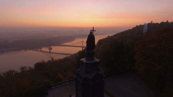 Вид с воздуха на статую Святого Владимира в городском парке. Киев. Украина — стоковое видео