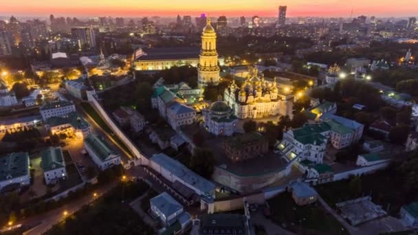 空中時間経過。照明とキエフ ・ ペチェールシク大修道院。キエフ、ウクライナ — ストック動画