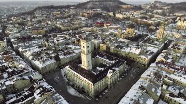 LVOV, UKRAINE. Ukraine Lviv City Council, Town Hall, the tower. Panorama of the ancient city. The roofs of old buildings. winter. Falling snow — Stock Video