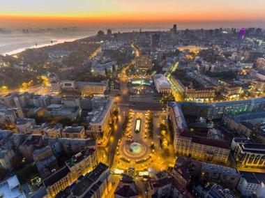 Bağımsızlık Meydanı. Ukrayna. Bağımsızlık Anıtı hava görünümünü. Devrim gurur. Turuncu Devrim. Şehir Merkezi. Kiev.