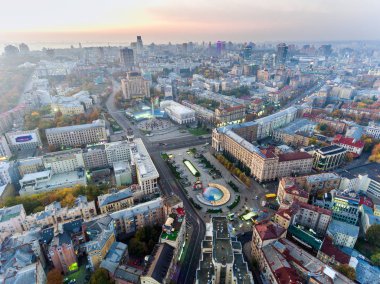 Bağımsızlık Meydanı. Ukrayna. Bağımsızlık Anıtı hava görünümünü. Devrim gurur. Turuncu Devrim. Şehir Merkezi. Kiev.