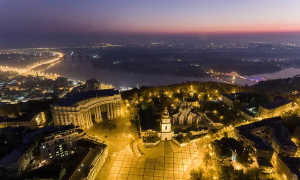 Luchtfoto naar Saint Michael gouden koepels kathedraal in het centrum van Kiev. — Stockfoto